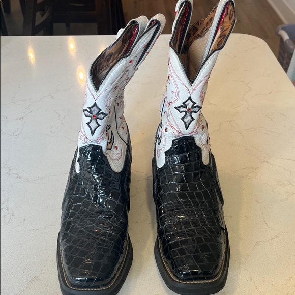 Tony Lama Black Crocodile Texture with White Embroidery Boots - Picture 3 of 6